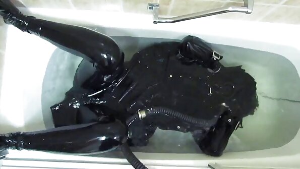 En bystig blondin har rakt sex med en kille på skrivbordet på kontoret