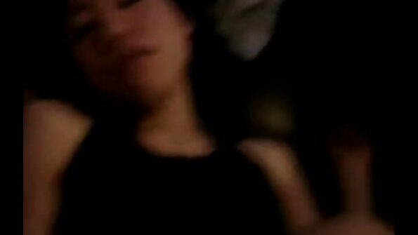 En coed som älskar kuk känner sig en med fötterna på sängen