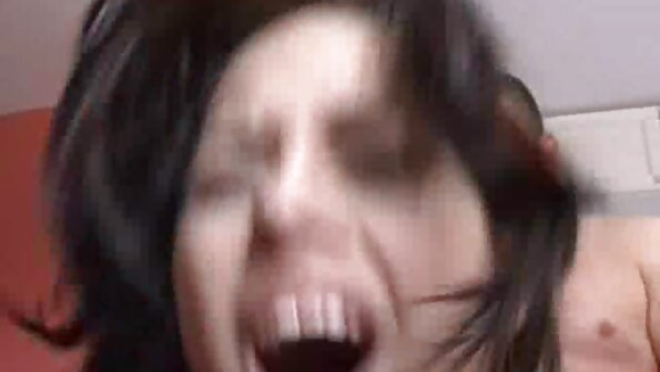 En het röv blir dyrkad av en stor hackare på sängen.