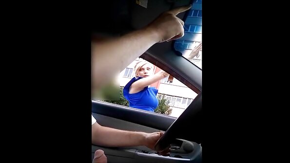 En het blondin som älskar killar känner några kukar i sin fitta