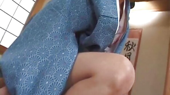 En latina som har en stor röv blir slickad och analt knullad