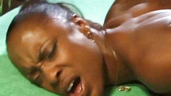 Amatör avsugning och fitta borrning med brunett brud