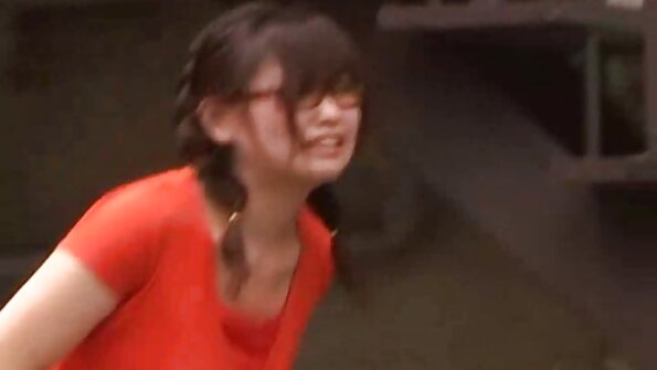 En milf och en vacker tonårs slampa ligger i sängen tillsammans med en man