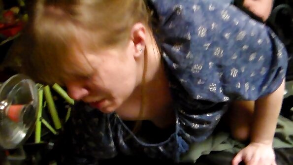 Ett par blondiner bryter eftermiddagens tristess med sex