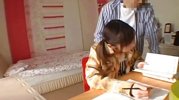 En korpenhårig lockig brud får sin våta fitta älskad på sängen