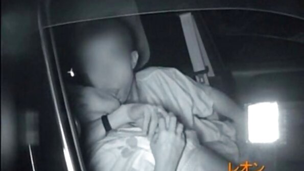 En sexig amatörflickvän får sin fitta retad på sängen