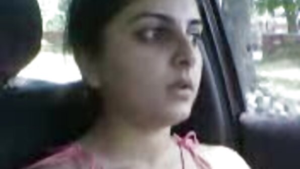 Asiatisk babe tar en stor vit kuk i hennes rumpa