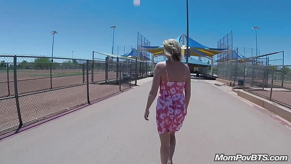 Asiatisk tjej i underkläder blir knullad hårt av lång kukägare