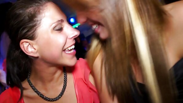 Förbluffande brunett ger bra avsugning och kuk ridning