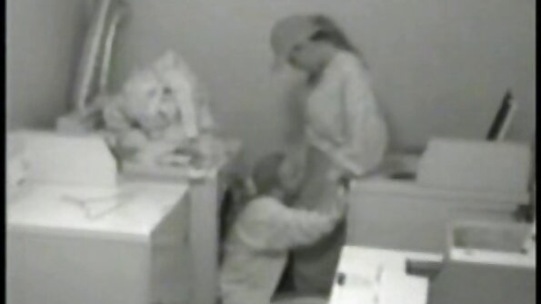 Vackra ängel är glad att få borras av tre kukar på en gång