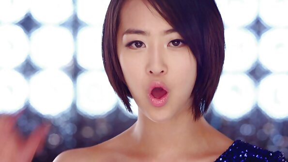 Svart kille knullar blondins rumpa och hon är den lyckligaste tjejen