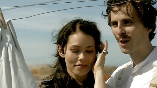 Blondin med stora tuttar och en rakad fitta blir cum i sin fitta