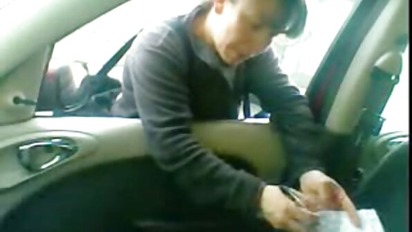 Blondin med glasögon fyller sin fitta medan hon är i underkläderna