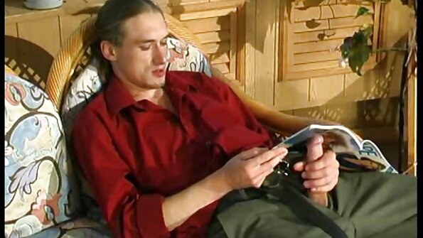 Bootylicious MILF blir knullad genom ett hål på sina yogabyxor