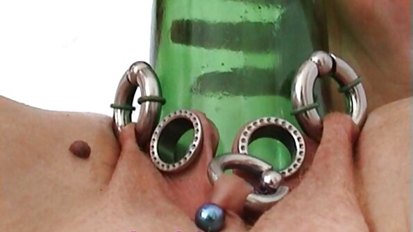 Brunett sötnos Jane Wilde blir creampied på soffan