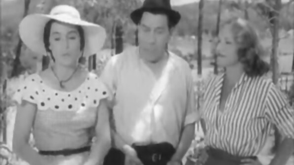 Brunettkvinnan Victoria June ägs av Jonni Darkko