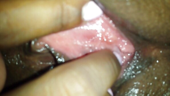 Brunett i heta strumpor har sex med en välutrustad partner