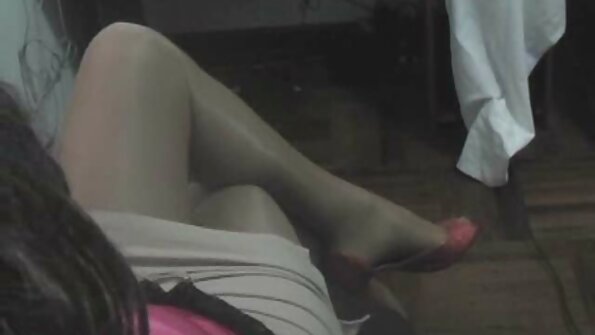 Buzzed black pornstar Ana Foxxx tränar sex med kondom på