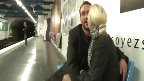 Otrogen flickvän knullar en annan kille på hennes gård