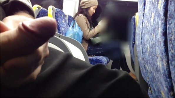 Chick dansar på pojkens enorma kuk som ger mannen en chans att cumma