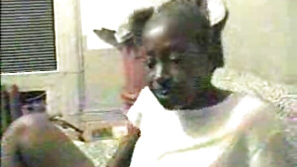 En stor rövblondin med tatueringar på ryggen knullas på sängen