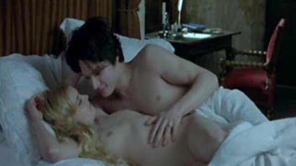 En bimbo med en het röv blir knullad bakifrån efter ett slag