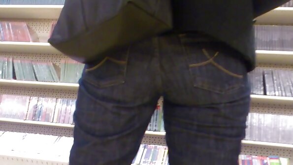 En svart brud får sin fitta att ramma i soffan utomhus