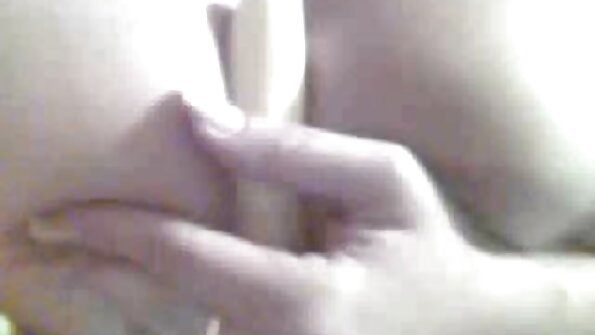 En svart brud med en hårlös fitta blir knullad hårt