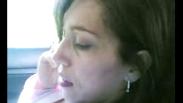 En blondin och en brunett har kul med en kåt kille i en trekant