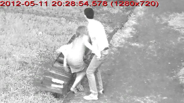 En blondin tränger in av en inomhuspool