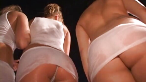 En brunett är knullad vovve i sina strumpor på soffan