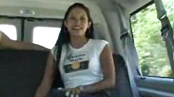 En brunett blir knullad på baksidan av en lastbil utanför