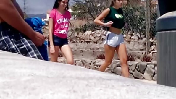 En brunett med en sexig rycka knullas i en vuxenbutik