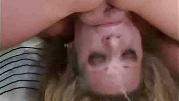 En brunett med naturliga bröst öppnar upp benen för att bli puckel