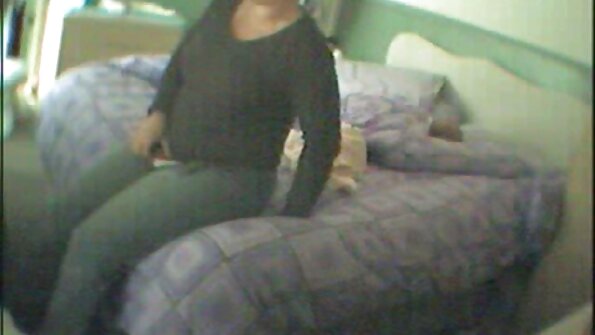 En brud med en varm ram är utomhus vid poolen och tar emot en kuk