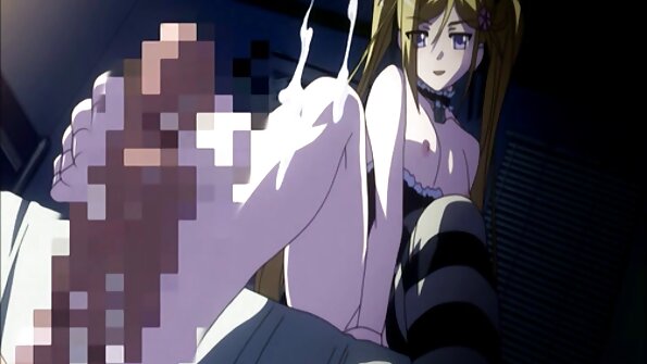 En brud med medelstora bröst tränger in i soffan