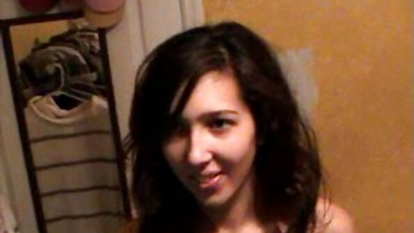 En fin blondin med stora bröst och en het röv blir knullad på sängen