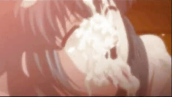 En tjej med ett snyggt rackare retar sina fitta läppar med händerna