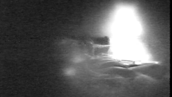 En tjej med fina tuttar knullar en vovve på sängen idag