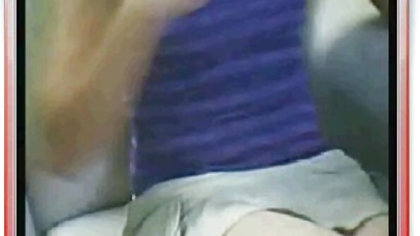 En underbar tjej med stora bröst hanterar en hård kuk