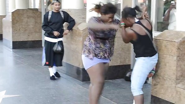 En het blond tik som älskar att slicka bollar tar hand om kuk