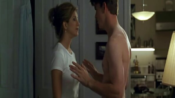 En härlig amatör som älskar kuk visar sin lust i sängen