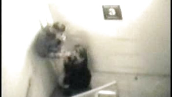 En härlig latina ligger på ryggen och hon får en stor kuk