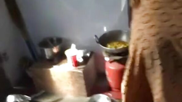 Anal kul i en jacuzzi och ansiktsbehandling för den smala Angel Moon