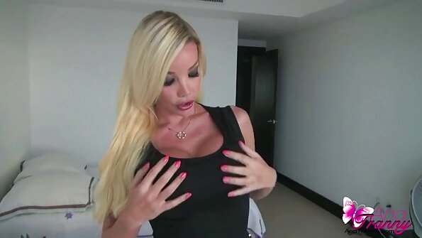 Ängel med rött hår tillbringar intim tid med sin man