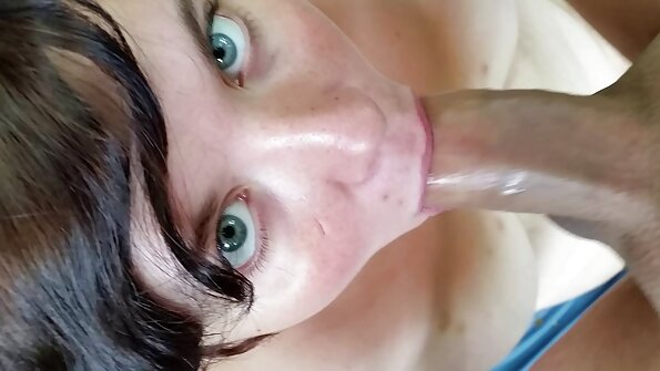 En perfekt brunett ger ett perfekt slag med ansiktsbehandling