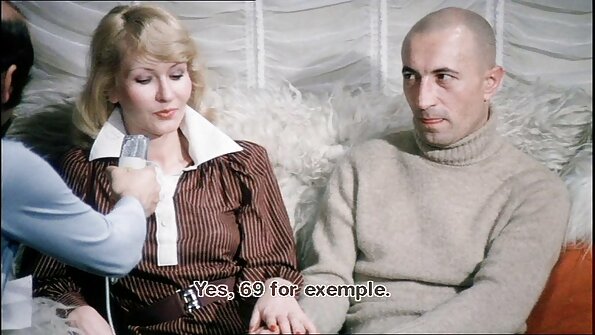 En vacker och liten babe med en rosa klänning på rider en kuk