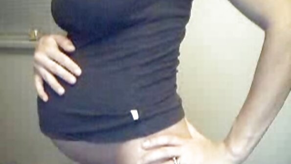 En sexig brunett sväljer sperma i en trekant