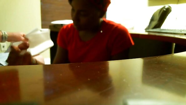 Asiatiskapojke får en hård smäll av sin lärare