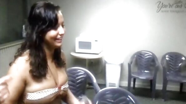 En mager kvinna är ensam och hon leker med sin läckra slits